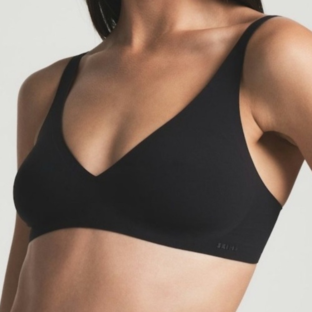 SKIMS Black Seamless Naked Plunge V-Neck Bra